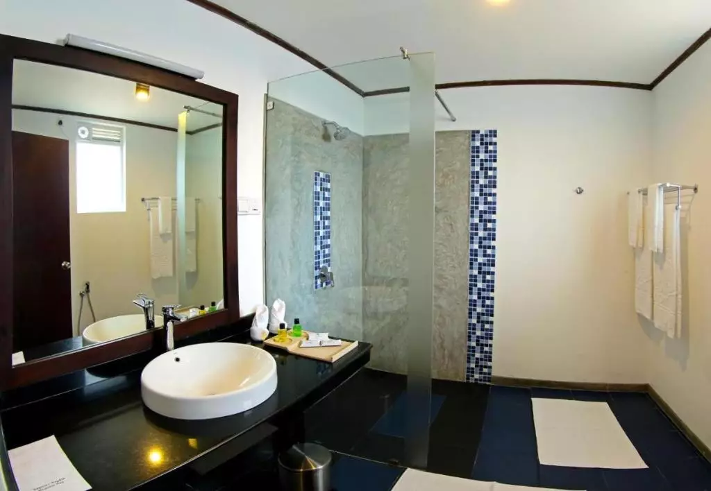 حمام اتاق هتل راتنا بیچ واددووا